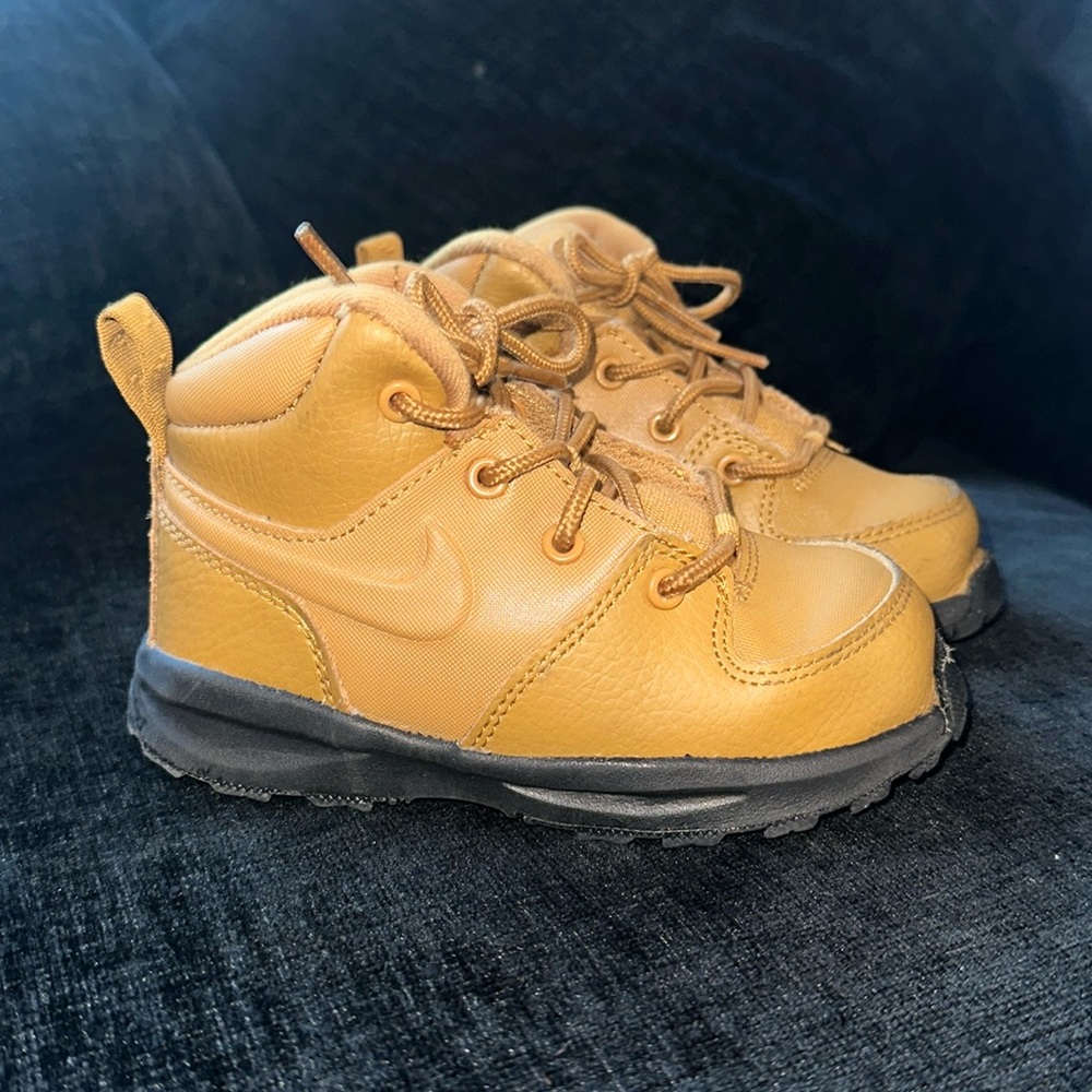 Nike Manoa boots